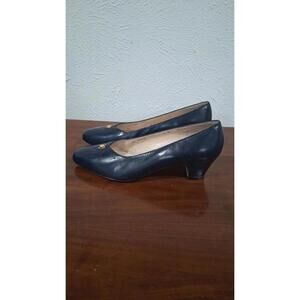 Salvatore Ferragamo Vintage Navy Pumps
Size 8 B